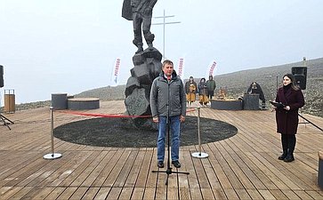 Андрей Епишин принял участие в открытии памятника геологу и писателю Олегу Куваеву