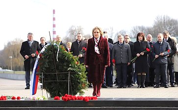 Делегация Совета Федерации возложила венок и цветы к Вечному огню в Бресте