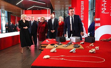 Валентина Матвиенко посетила Софийский собор и осмотрела выставку брендов «Новгородский торг»