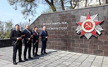Александр Ролик встретился с ветеранами Великой Отечественной войны и принял участие в возложении венков к Вечному огню мемориала «Боевая слава Тихоокеанского флота»