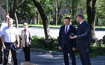 Александр Ролик во время региональной недели провел выездное совещание с главой Владивостока Константином Шестаковым на объектах благоустройства и спорта, построенных в этом году в столице Приморского края