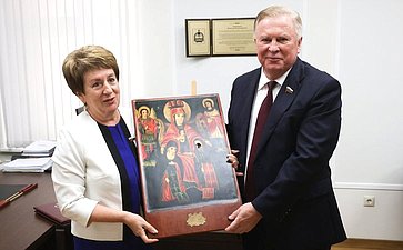 Передача освященного списка Иконы Селенгинского пехотного полка Богоматерь Печерская севастопольцам от жителей Республики Бурятия, в знак исторической связи между российскими регионами
