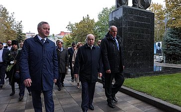 Сенаторы РФ возложили цветы к мемориалу Воину-освободителю в парке им. Ленинского комсомола в Махачкале (фото пресс-служба Министерства экономики и территориального развития Республики Дагестан)