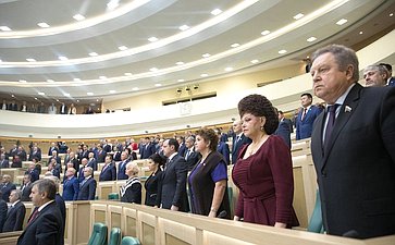 Сенаторы исполняют гимн России перед началом 425-го заседания Совета Федерации