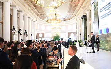 Церемония награждения благодарностями и грамотами Президента Российской Федерации победителей Всероссийской акции субботников «Мы за чистоту». XI Невский международный экологический конгресс