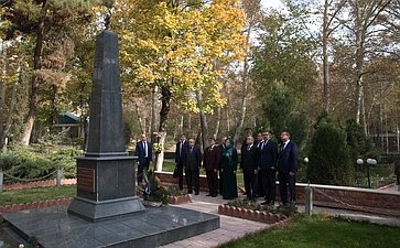 Возложение венков к обелиску, установленному в честь советских солдат, погибших во времена Великой Отечественной войны