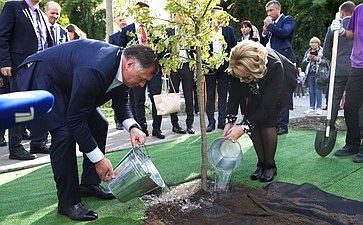 Председатель СФ Валентина Матвиенко посетила рощу «Дубки», где ознакомилась с ее благоустройством и приняла участие в высадке молодых деревьев