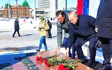 Сергей Рябухин принял участие в возложении цветов к памятнику Герою РФ подполковнику Д. А. Разумовскому