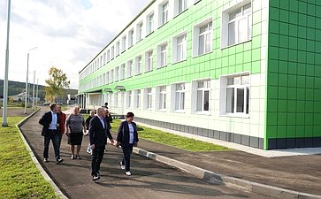 Олег Цепкин в рамках рабочей поездки в Саткинский район посетил школу в селе Айлино