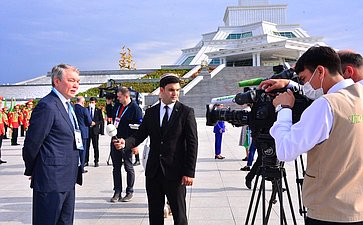 Церемония возложения цветов к монументу Конституции Туркменистана