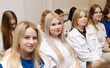 Елена Дягилева познакомила школьников из Брянской и Курской областей с арктическим регионом