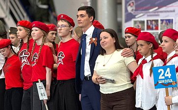 Роман Маслов наградил победителей патриотического фестиваля строя и песни в Череповце