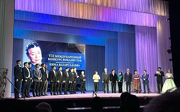 Баир Жамсуев вручил специальную премию дипломанту Международного конкурса «Мужские голоса»