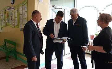 Виктор Калашников проинспектировал реализацию проектов капитального ремонта школ и детских садов в Комсомольске-на-Амуре