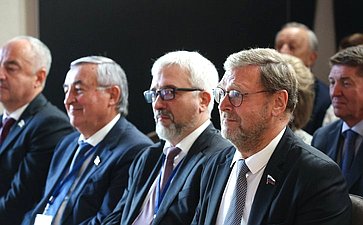 В рамках работы Х Парламентского форума «Историко-культурное наследие России» в Великом Новгороде Валентина Матвиенко посетила детскую общеобразовательную школу имени Г.Р. Державина и Дом музыки имени С.В. Рахманинова