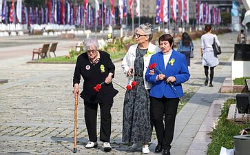 Возложение цветов делегации общества «Жители блокадного Ленинграда» к монументу «Ленинградский фронт» в Парке Победы
