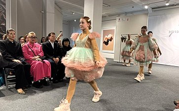 Елена Дягилева поздравила организаторов и участников юбилейного фестиваля молодых дизайнеров «НаМОДнение» в Мурманской области