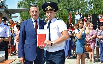 С. Рябухин принял участие в церемонии выпуска авиационных специалистов в Ульяновском институте гражданской авиации