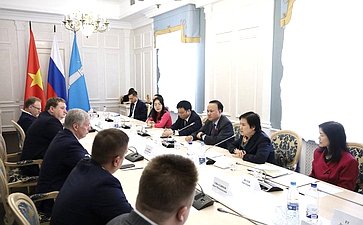 Айрат Гибатдинов совместно с губернатором региона Алексеем Русских провёл встречу с официальной делегацией провинции Нгеан Социалистической Республики Вьетнам