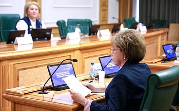 Сенаторы приняли участие в сдаче пробного Единого государственного экзамена