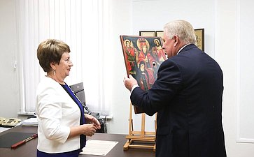 Передача освященного списка Иконы Селенгинского пехотного полка Богоматерь Печерская севастопольцам от жителей Республики Бурятия, в знак исторической связи между российскими регионами