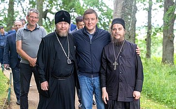 Андрей Турчак посетил Свято-Успенский Святогорский монастырь и обсудил перспективы развития комплекса