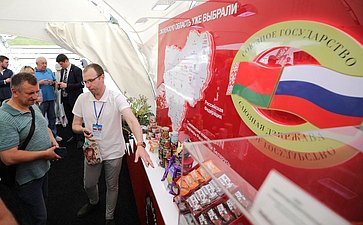 На полях XI Форума регионов Беларуси и России в Витебске проходит выставка достижений народного хозяйства двух стран