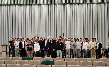 Артем Малащенков встретился со смоленскими студентами-целевиками, обучающимися по программам МАИ