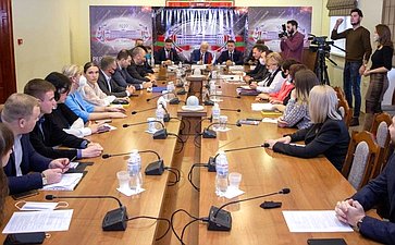 Юрий Архаров вместе с коллегами из Федерального Собрания встретились со студентами Приднестровского государственного университета и приняли участие в Круглом столе, посвящённом Дню Конституции РФ