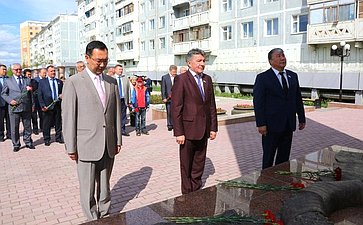 В Якутске члены Комитета СФ по обороне и безопасности возложили цветы к памятнику Героям и провели встречу с ветеранами