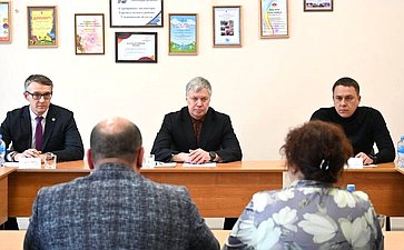В Тереньгульском районе Ульяновской области прошла встреча районных активистов с губернатором Алексеем Русских, сенатором РФ Айратом Гибатдиновым и депутатами местного Совета Депутатов