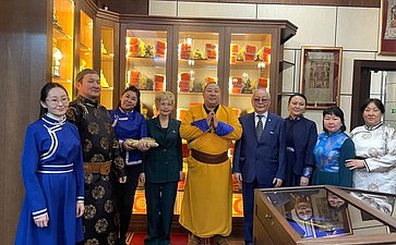 Дина Оюн посетила в Туве открытый в Кызыле храм Тубтен Шедруб Линг