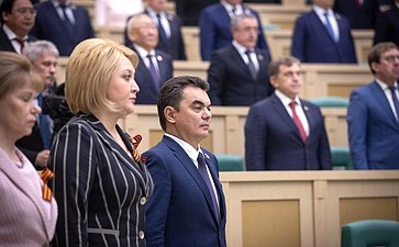 Сенаторы слушают гимн России перед началом 457-го заседания Совета Федерации