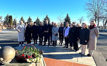 Виктор Шептий возложил цветы к памятнику «Древо скорби» и памятнику бойцам спецназа, погибшим при штурме Бесланской школы № 1