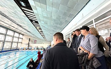 Сенаторы осмотрели плавательный бассейн «Темп»