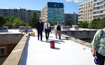 Виктор Калашников проинспектировал реализацию проектов капитального ремонта школ и детских садов в Комсомольске-на-Амуре