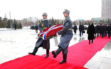 Церемония возложения венка к Монументу защитникам Отечества. Официальный визит делегации Совета Федерации во главе с Председателем СФ Валентиной Матвиенко в Республику Казахстан