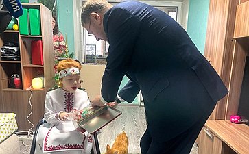 Заместитель Председателя СФ Константин Косачев принял участие во Всероссийской благотворительной акции «Елка желаний», поздравил детей из Марий Эл и вручил им подарки