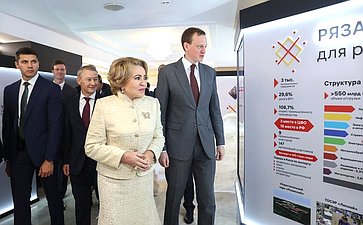 Валентина Матвиенко и Павел Малков осмотрели выставку, посвященную истории и перспективам развития Рязанской области