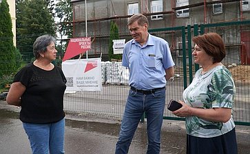 Александр Савин в рамках поездки в регион посетил город Сухиничи. Сенатор осмотрел ход капитального ремонта в Середейской школе и детском саду №162