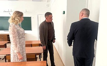 Айрат Гибатдинов в рамках контроля за реализацией национальных проектов посетил образовательные учреждения города, где ведутся капитальные ремонтные работы