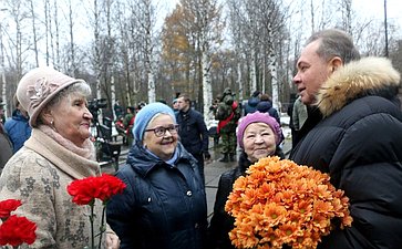 Виктор Павленко принял участие в открытии памятного знака «Солдатским матерям» на Архангельском мемориале «Площадь памяти»