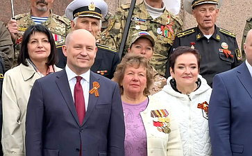 Лариса Мельник приняла участие в торжественной церемонии захоронения останков советских воинов, найденных в ходе поисковых работ. На мемориальном кладбище в посёлке Дергачи с воинскими почестями были захоронены 143 защитника Севастополя