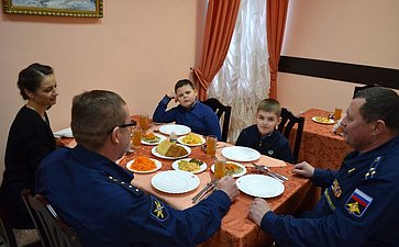 Сергей Аренин поздравил семьи военнослужащих и сотрудников, погибших при исполнении служебного долга, с наступающим Новым годом и Рождеством