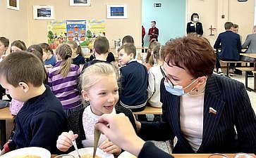 Татьяна Кусайко посетила среднюю школу в городе Апатиты