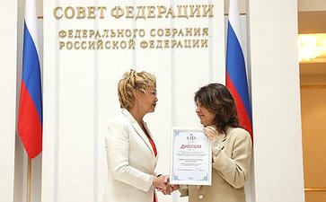 Дина Оюн приняла участие в церемонии вручения спецприза 2 международного буддийского кинофестиваля