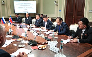 Встреча первого заместителя председателя Комитета СФ по международным делам Владимира Джабарова с руководителем группы содействия развитию корейско-российской дружбы в Верховном народном собрании КНДР Ли Чхолем