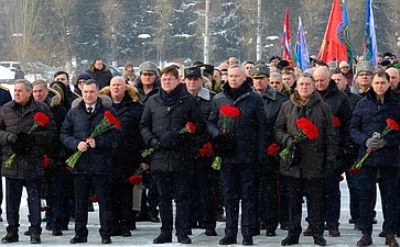 Владимир Городецкий в ходе региональной недели возложил цветы к Вечному огню и к пилону с фамилиями павших в Афганистане на Монументе Славы в Новосибирске