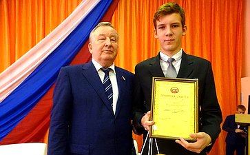 Александр Карлин вручил награды детям-героям за проявленную отвагу, мужество и самоотверженность в экстремальных ситуациях