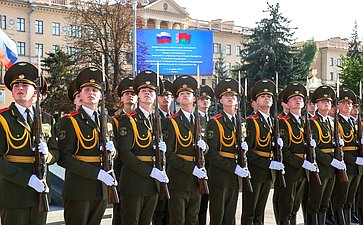 Сенаторы приняли участие в возложении цветов к Монументу Победы (фото: Пресс-служба Совета Республики Национального собрания Беларуси)